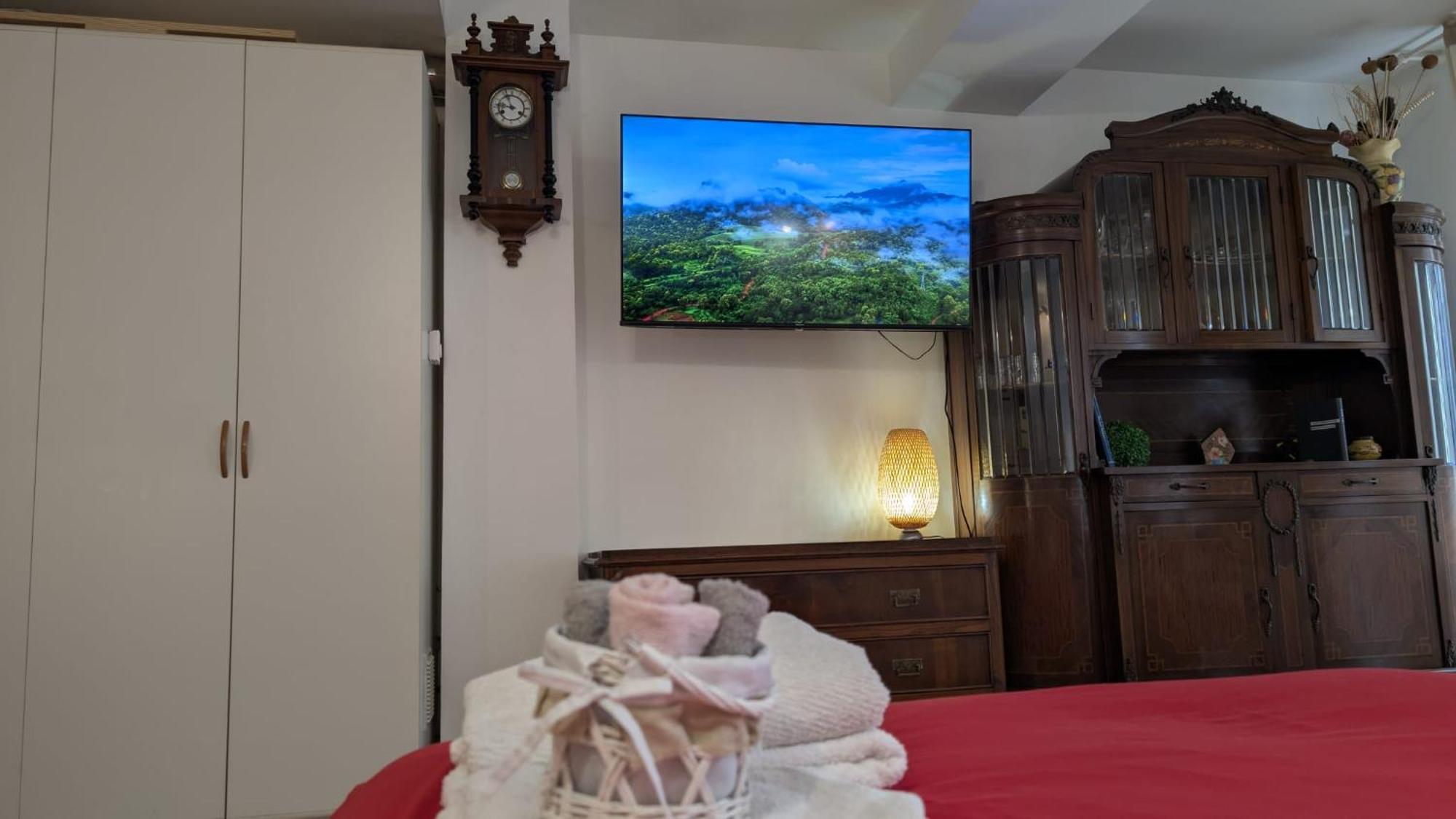 Timeless Home Deluxe Smart Cinema Suite With Netflix & Disney Parma Exterior foto